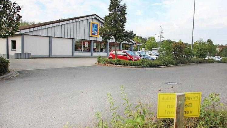 Noch in Betrieb. Aber was wird aus dem alten Aldi-Markt nach dem Auszug? Zumal sich für einen Bauplatz in unmittelbarer Nachbarschaft seit Jahrzehnten kein Interessent fand?Foto: Ralf Kestel