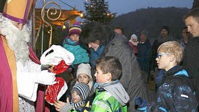 "Was ist wohl in den Tüten?" Nikolaus (Ewald Moser) in Aktion.