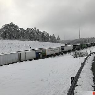 Schneechaos Mitte April: Auf der A9 bei Bayreuth geht nichts mehr - Räumdienste kommen nicht mehr hinterher - Mehrere Zentimeter Neuschnee auf der Fahrbahn - Viele Autofahrer haben mit Sommerreifen zu kämpfen