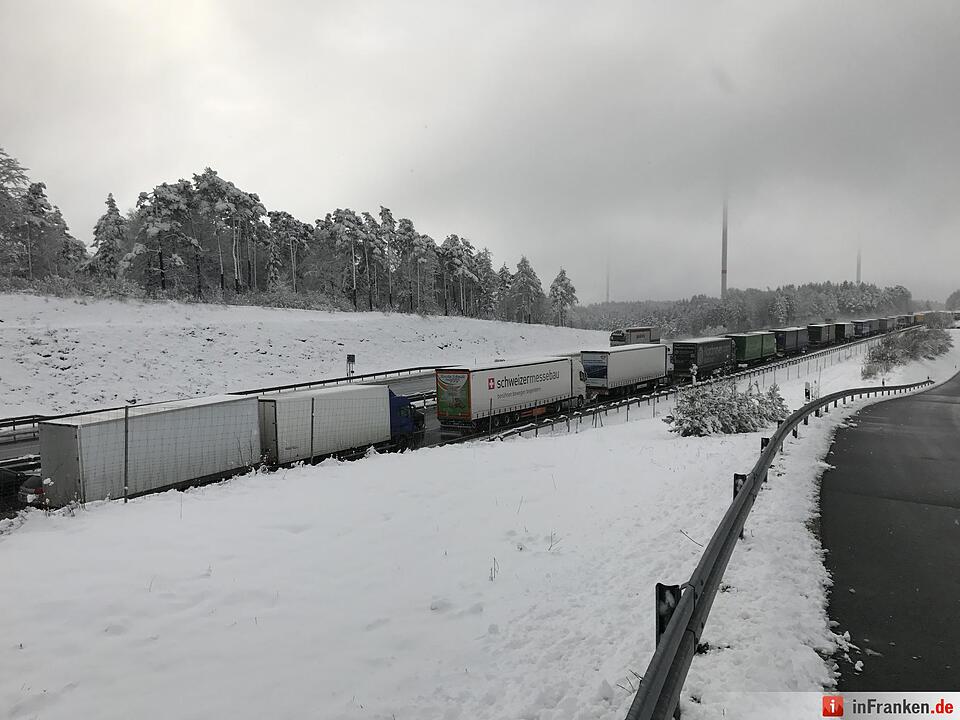Schneechaos Mitte April: Auf der A9 bei Bayreuth geht nichts mehr - Räumdienste kommen nicht mehr hinterher - Mehrere Zentimeter Neuschnee auf der Fahrbahn - Viele Autofahrer haben mit Sommerreifen zu kämpfen