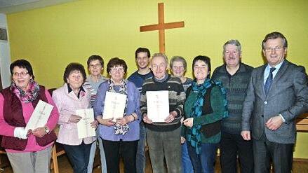 Ehrungen beim KAB OV Haßlach: Von links Gertrud Detsch (von links), Ingeborg Müller, Franziska Beetz, Gerlinde Biesenecker, Stefan Klinger, Walter Biesenecker, Erika Klinger, Maria Gerstner, Gerald Heim und Bürgermeister Rainer Detsch.  Foto: Karl-HeinzHofmann