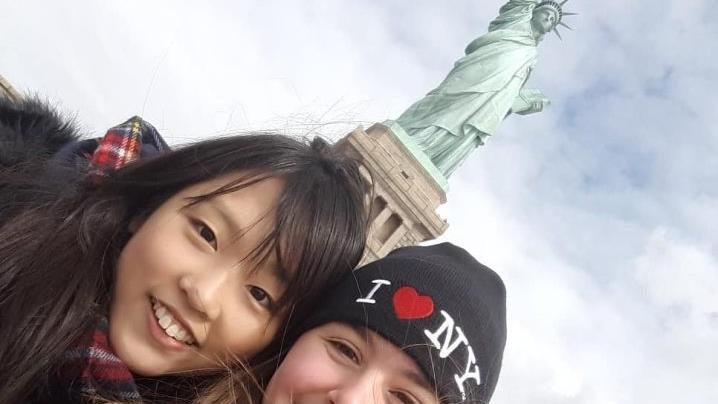 Larissa und eine Freundin vor der Freiheitsstatue in New York.  Larissa Barth
