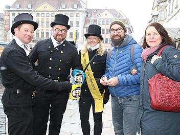 Für einen guten Zweck kauften sich Ralph Ströhla und Annett Eckardt Lose.  Von links: die Kaminkehrer Benedikt Spörl und Christian Friedel sowie die Kaminkehrerin und "Miss Handwerk" Ramona Brehm. Foto: Wolfgang Desombre