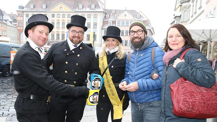 Für einen guten Zweck kauften sich Ralph Ströhla und Annett Eckardt Lose.  Von links: die Kaminkehrer Benedikt Spörl und Christian Friedel sowie die Kaminkehrerin und "Miss Handwerk" Ramona Brehm. Foto: Wolfgang Desombre