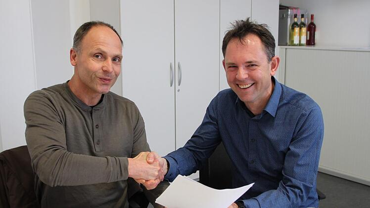 Am Rande des Umwelttags übergab Schulleiter Michael Kreil (rechts) einen Antrag an Claus Schenk vom Naturpark Bayerische Rhön. Die Realschule möchte nämlich Biosphärenschule Rhön werden. Foto: Ulrike Müller