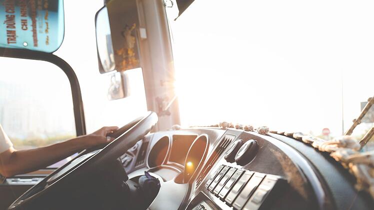 Ein f&uuml;hrerloser Lkw war auf der Autobahn A4 bei Ronneburg unterwegs. Der Fahrer wurde bewusstlos und der Lkw lie&szlig; sich nicht stoppen. Symbolfoto: L&ecirc; Minh / pexels.com