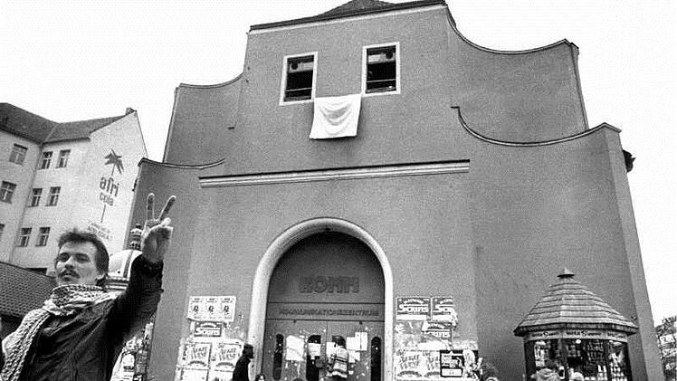 Das Bild vor dem Nürnberger Jugendzentrum "Komm" entstand  1981, eine Woche nach der Massenverhaftung. Foto: Karl Staedele / dpa