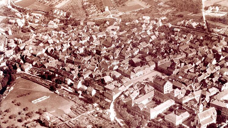 Rechts neben dem Rathaus ist das Haus Hamburger zu sehen.
