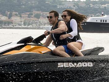 An Geld scheint es Ana (Dakota Johnson) und Christian Grey (Jamie Dornan) nun wirklich nicht zu mangeln: Die Flitterwochen werden f&uuml;r einen Ausflug mit dem Jetski genutzt.