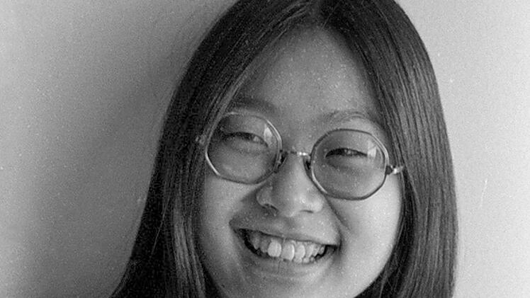 May Pang, New Yorkerin mit chinesischen Wurzeln, arbeitete zun&auml;chst bei Apple Records, der Plattenfirma der Beatles, in New York. Sp&auml;ter wurde sie pers&ouml;nliche Assistentin des ebenfalls in New York lebenden Paares John Lennon und Yoko Ono. Als deren Ehe in die Krise geriet soll Yoko Ono selbst May Pang ermutigt haben, intensiver auf John zuzugehen.
