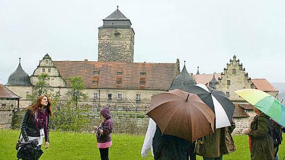 Mona Taube (links) zeigt Besuchern die Festung Rosenberg.