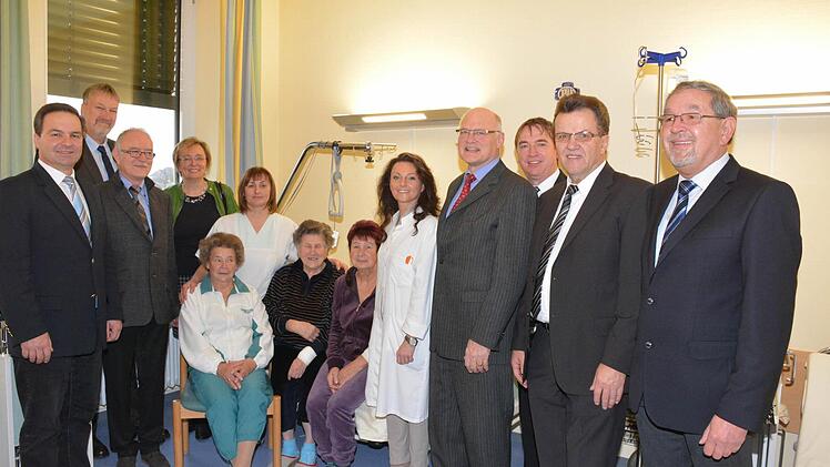 Das lustige Patiententrio Hermine Laudensack (Hofheim), Hertha Paluck (München) und Irmgard Kitta (Waldsachsen, sitzend von links) fühlt sich wohl unter so viel Prominenz. Mit im Bild (von links) sind Dieter Möhring (Aidhausen), Stefan Kolck, Alfred Hahn, Birgit Bayer (Riedbach), Elisabeth Röhner, Sabine Leucht, Wolfgang Borst, Hubert Endreß (Bundorf), Werner Döhler (Ermershausen) und Helmut Schwappach (Burgpreppach). Foto: gsch