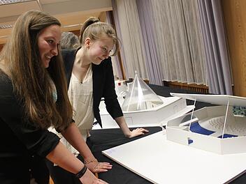 Die Realisierung ihrer Kirche war nicht immer ganz einfach, aber doch mit viel Freude verbunden, sagen Franziska Winter und Marie-Sophie Zipfel.  Foto: Veronika Schadeck