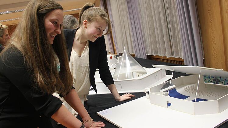 Die Realisierung ihrer Kirche war nicht immer ganz einfach, aber doch mit viel Freude verbunden, sagen Franziska Winter und Marie-Sophie Zipfel.  Foto: Veronika Schadeck
