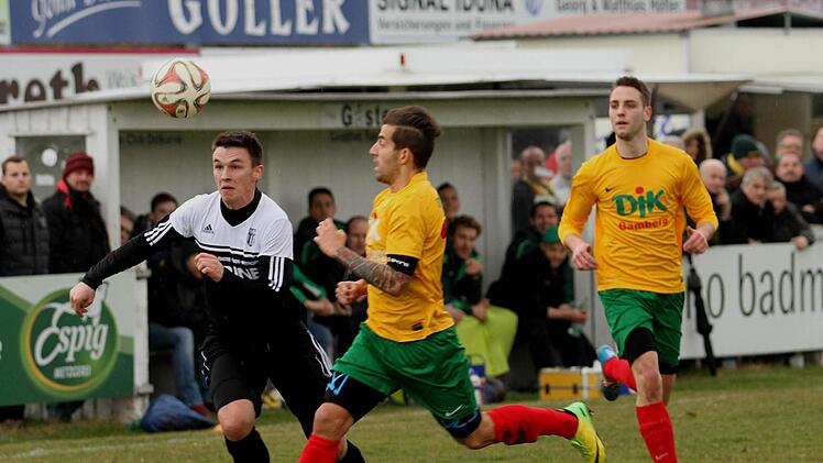 Mit Elan sprintet hier der Sander Danny Schlereth in die Flanke und nimmt den Ball mit dem Kopf mit, so dass der Bamberger Dominic Schütz das Nachsehen hat.