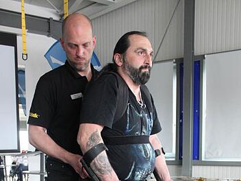 Proband Ronny Berger aus Schweinfurt ist seit 15 Jahren Rollstuhlfahrer. Bald nicht mehr ausschließlich, wie er hofft. Er hat die stationäre Nutzung des Rewalk genehmigt bekommen. Foto: Markus Häggberg