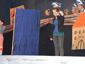 Sophias Bayersdorfer (links) und Lea Schneider (rechts) bei einem Sketch Foto: Gerhard Schmidt