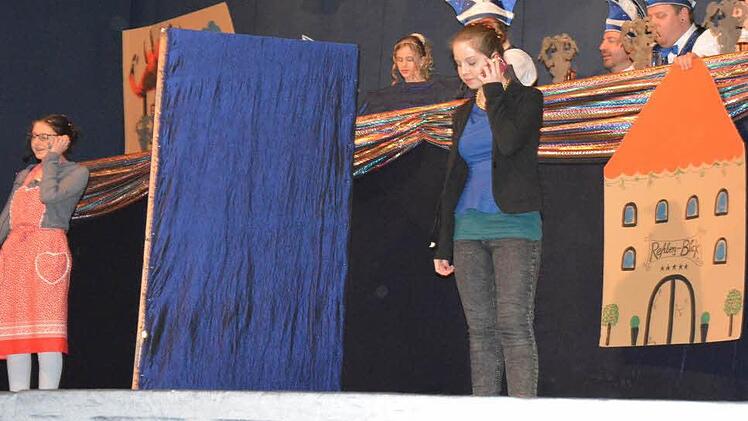 Sophias Bayersdorfer (links) und Lea Schneider (rechts) bei einem Sketch Foto: Gerhard Schmidt