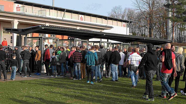 Die Tore des Fuchs-Park-Stadions bleiben fürs Erste offen. Dass sich bei den Heimspielen des FC Eintracht Bamberg aber noch lange Schlangen vor den Kassenhäuschen bilden, ist eher unwahrscheinlich. Foto: sportpress