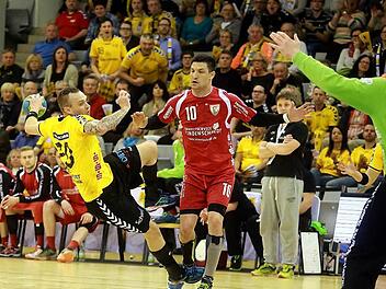 Florian Billek erzielte sechs Tore im ersten Durchgang und machte dann seinem Partner Lukas Wucherpfennig Platz, der es nach dem Wechsel ebenfalls sechs Mal krachen ließ. Am Ende triumphierte der HSC 2000 Coburg gegen Ferndorf mit 34:26. Fotos: Timo Geldner