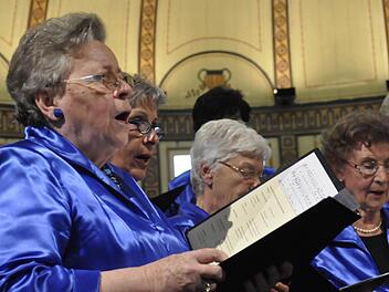 Mit den sonoren Stimmen in Alt, Sopran, Mezzosopran interpretierte der Frauenchor des Garitzer Gesangvereines die Lieder. Foto: Peter Klopf