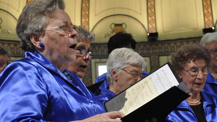 Mit den sonoren Stimmen in Alt, Sopran, Mezzosopran interpretierte der Frauenchor des Garitzer Gesangvereines die Lieder. Foto: Peter Klopf