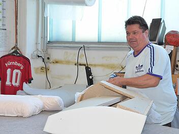 Die Herstellung von Polstermöbeln ist zu einem großen Teil Handarbeit. Clubfan Heiko Köstner baut bei Ponsel in Weidhausen Möbel. Fotos: RainerLutz