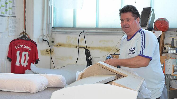 Die Herstellung von Polstermöbeln ist zu einem großen Teil Handarbeit. Clubfan Heiko Köstner baut bei Ponsel in Weidhausen Möbel. Fotos: RainerLutz