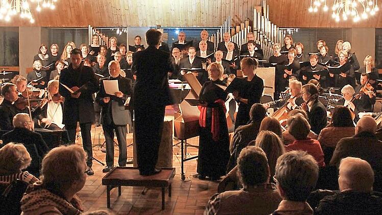 Kammerorchester, Johanneschor und Solisten standen bei Arnold Melchior Brunckhorsts Weihnachtsgeschichte gemeinsam vor dem Publikum. Foto: Katharina Müller-Sanke