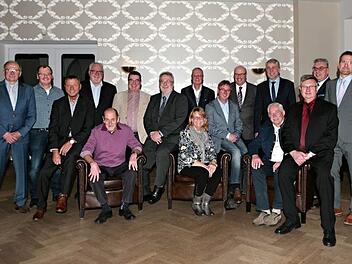 Geehrt oder in den Ruhestand verabschiedet wurden bei GKN: Hans-Jürgen Manns, Erhard Haselhoff, Kurt Knüttel, Reinhard Roth, Norbert Löser, Ottmar Koch, Rolf Runschke, Patricia Andres, Frank Goedecke, Axel König, Reinhard Roth, Ulrich Weidner (Vertretung Betriebsrat), Wolfgang Vieres, Karl-Heinz Reh, Andreas Chroszcz und Geschäftsführer Joachim Prölß.  Foto: Kerstin Junker