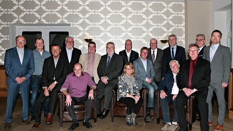 Geehrt oder in den Ruhestand verabschiedet wurden bei GKN: Hans-Jürgen Manns, Erhard Haselhoff, Kurt Knüttel, Reinhard Roth, Norbert Löser, Ottmar Koch, Rolf Runschke, Patricia Andres, Frank Goedecke, Axel König, Reinhard Roth, Ulrich Weidner (Vertretung Betriebsrat), Wolfgang Vieres, Karl-Heinz Reh, Andreas Chroszcz und Geschäftsführer Joachim Prölß.  Foto: Kerstin Junker
