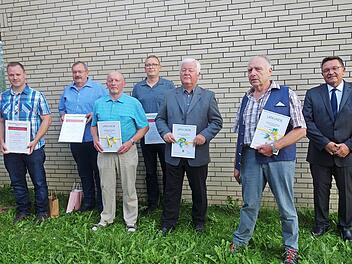 Die Gemeinderatssitzung war Anlass für den Bürgermeister, zahlreiche Auszeichnungen von Ehrenamtlichen vorzunehmen und Blutspender zu ehren; das Bild zeigt von links Bastian Heinlein, Bertram Schneider, Rolf Schreiner, Dirk Sonntag, Rainer Wolniczak, Hans Oppel und Bürgermeister Jürgen Wittmann.