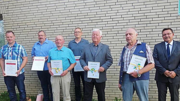 Die Gemeinderatssitzung war Anlass für den Bürgermeister, zahlreiche Auszeichnungen von Ehrenamtlichen vorzunehmen und Blutspender zu ehren; das Bild zeigt von links Bastian Heinlein, Bertram Schneider, Rolf Schreiner, Dirk Sonntag, Rainer Wolniczak, Hans Oppel und Bürgermeister Jürgen Wittmann.