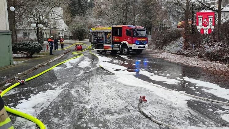 Hersbruck: Auto steht in Flammen - Feuerwehr rückt mit 20 Einsatzkräften an
