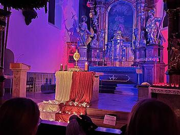 Die Besucherinnen und Besucher in der Stadtpfarrkirche werden von einer besonderen Lichtstimmung empfangen.