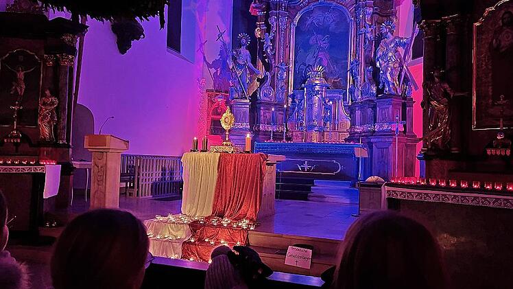 Die Besucherinnen und Besucher in der Stadtpfarrkirche werden von einer besonderen Lichtstimmung empfangen.