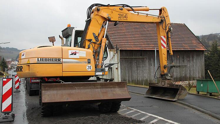 Während der Bauarbeiten wird der Verkehr einspurig an der Baustelle vorbei geleitet.