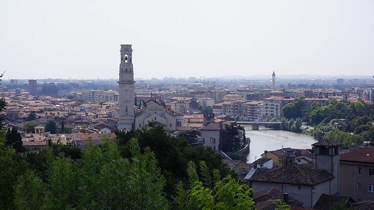 Blick auf das Weltkulturerbe an der Etsch.