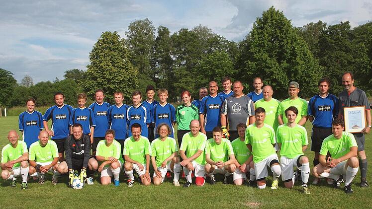 Anlässlich des 100-jährigen Jubiläums des 1. FC Schney trat eine Mannschaft der Stadt gegen eine Auswahl der Schneyer Vereine an und gewann mit 6:3 Toren. Foto: Alfred Thieret