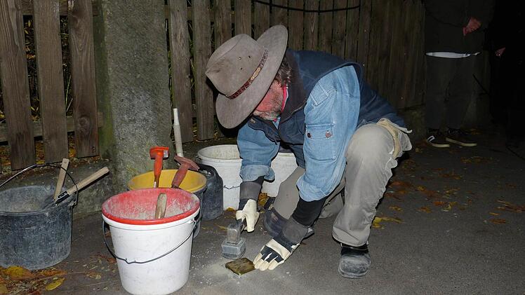 Bildhauer Gunter Demnig verlegte den Stolperstein in den Gehsteig in Nähe des Elternhauses von Luise Löwenfels.  Foto: Marion Krüger-Hundrup