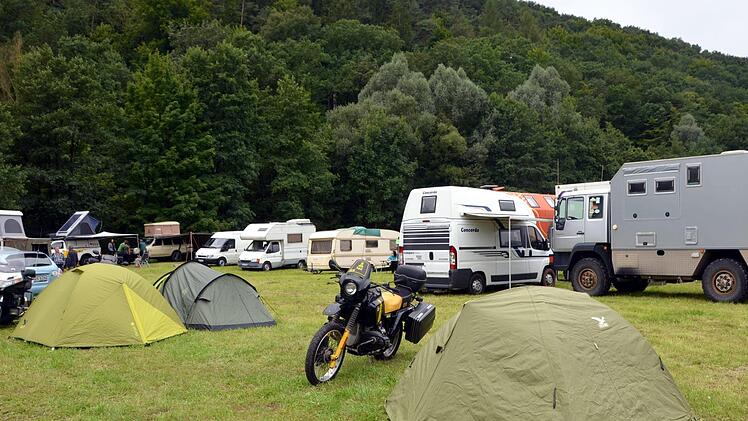 Abenteurer und Weltenbummler haben sich beim Globetrotter-Treffen vom feuchten Wetter nicht die Stimmung vermiesen lassen. Ein Ländersammler liest aus seinem neuen Buch. Foto: Peter Rauch