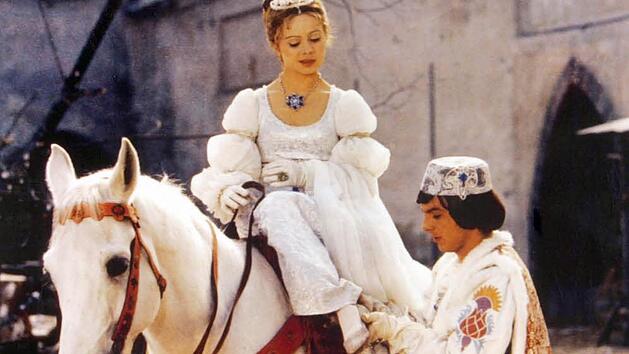 Das sind die Sendetermine f&uuml;r "Drei Haseln&uuml;sse f&uuml;r Aschenbr&ouml;del" 2017. Symbolbild: dpa