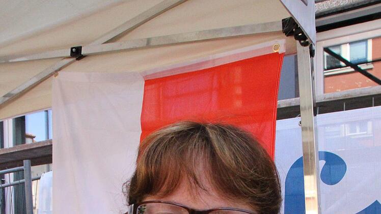 Sandra Rudolf vom Coburger Tageblatt: "Wir hatten hier ja schon mehrere Hoffeste - aber zusammen mit dem HSC und Radio Eins ist es jetzt zum zweiten mal. Und ich muss sagen: Es ist eine tolle Nachbarschaft und eine tolle Zusammenarbeit. Natürlich gibt es im Vorfeld einiges zu organisieren. Aber gemeinsam haben wir es wieder gut hinbekommen! Während für den HSC jetzt die Sommerpause beginnt, geht es für uns gleich weiter: Am Wochenende vom 22. bis zum 24. Juni findet das Kinder- und Jugendfest...