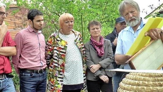&Uuml;ber die Bio-Imkerei informierten sich die Bundespolitikerin Claudia Roth (Dritte von links) sowie die Gr&uuml;nen-Bezirkstags- und Landtagskandidaten (von links) Peter Werner, Yatin Shah und Birgit Reder-Zirkelbach bei ihrem Parteifreund und Kreisrat Harald Kuhn. Foto: Christian Licha