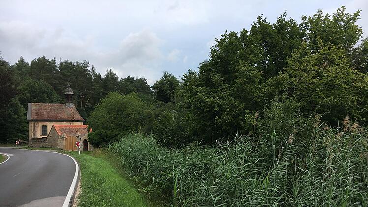Im Hintergrund Sandhof, rechts der Straße befand  sich der Untere Haussee.