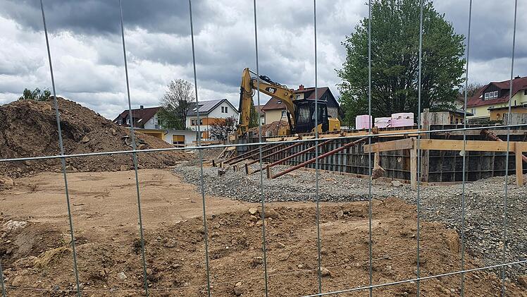 Am neuen Feuerwehrhaus in Volkers laufen die Erd- und Fundamentarbeiten. Dabei kommt es wohl zu Verzögerungen.