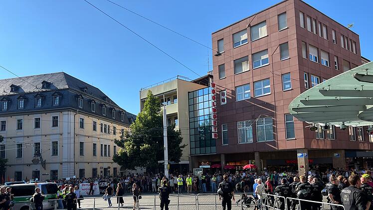 W&uuml;rzburger Messerattacke: Teilnehmer von AfD-Gedenkdemo angegriffen