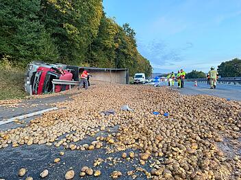 Fahrer nach Unfall mit Lastwagen verletzt - A9 gesperrt