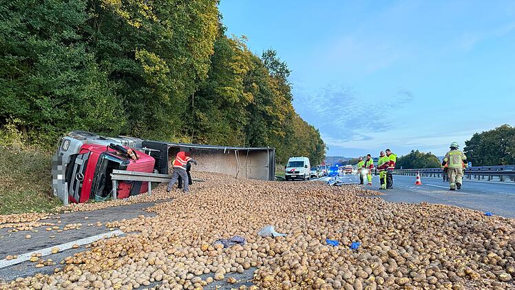 Fahrer nach Unfall mit Lastwagen verletzt - A9 gesperrt