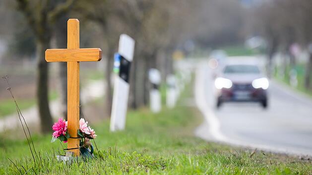 Viele Verkehrstote auf Landstra&szlig;en: Polizei warnt vor Raserei